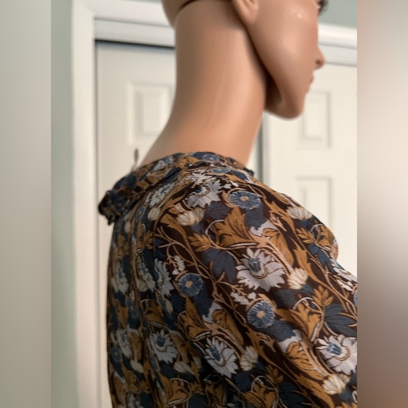 Women's Michael Kors Floral Silk Shirt with small ruffles and Gold Button, Small - Picture 5 of 15